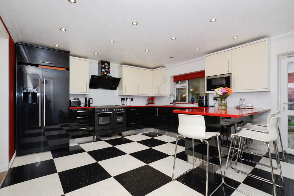 Property photo 3 of 16 Kitchen