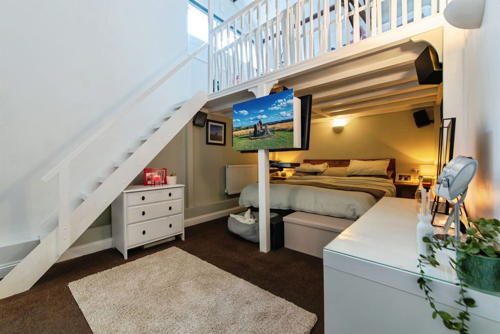 Property photo 3 of 27