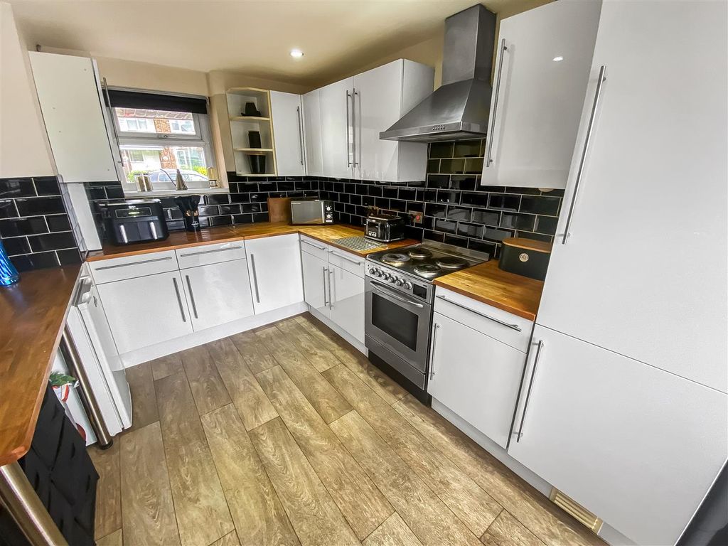 Property photo 2 of 10 Kitchen.Jpg