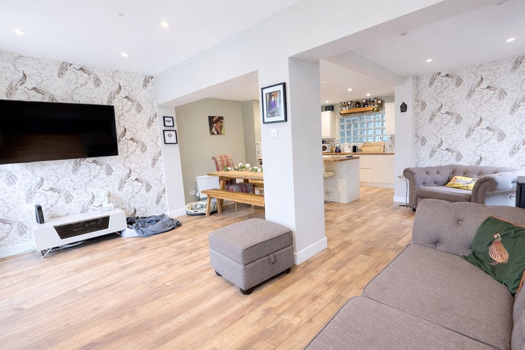 Property photo 3 of 22 Living Space