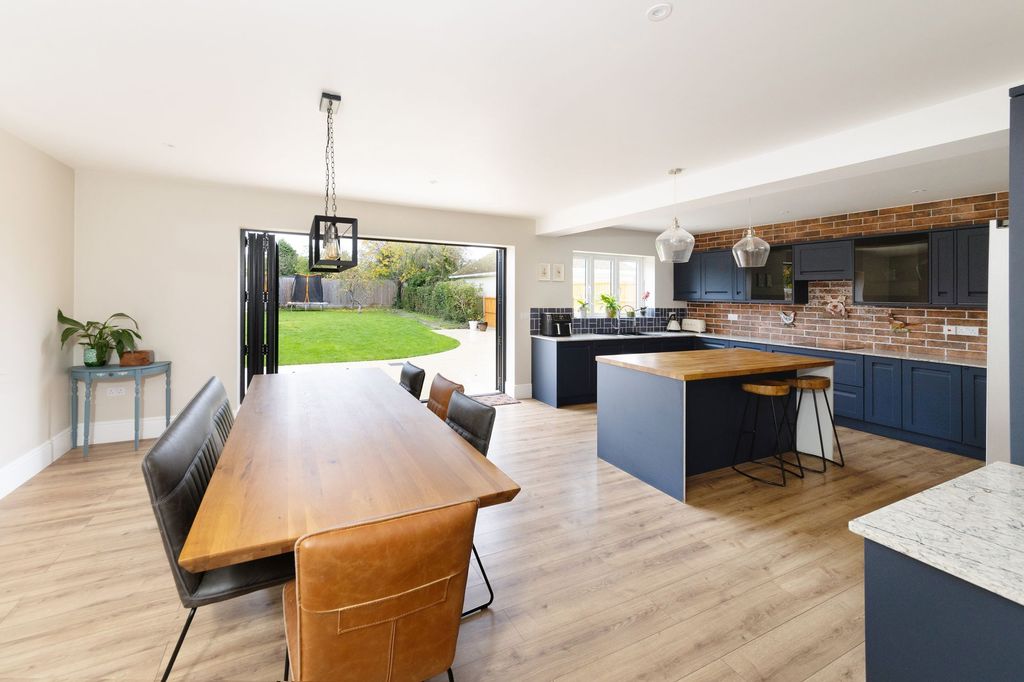 Property photo 2 of 31