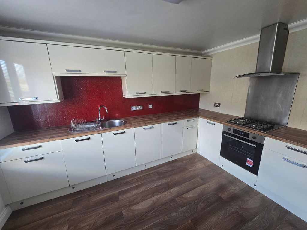 Property photo 3 of 9 Kitchen