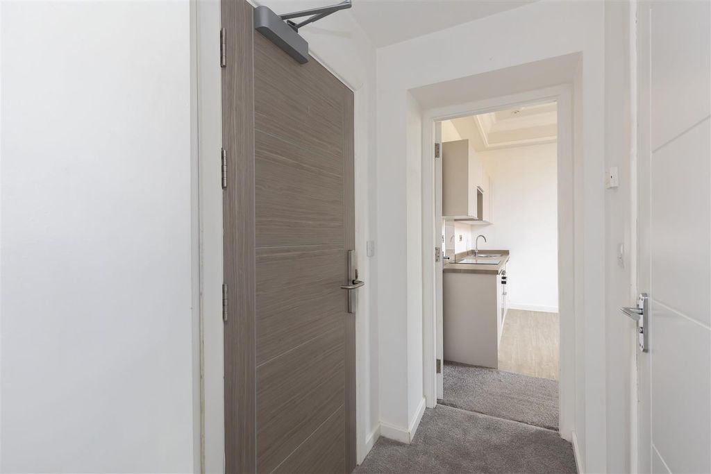 Property photo 2 of 12 Entrance Hall