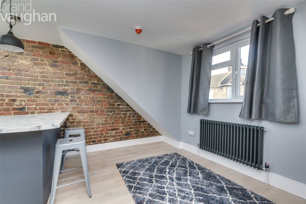 Property photo 3 of 7 Reception