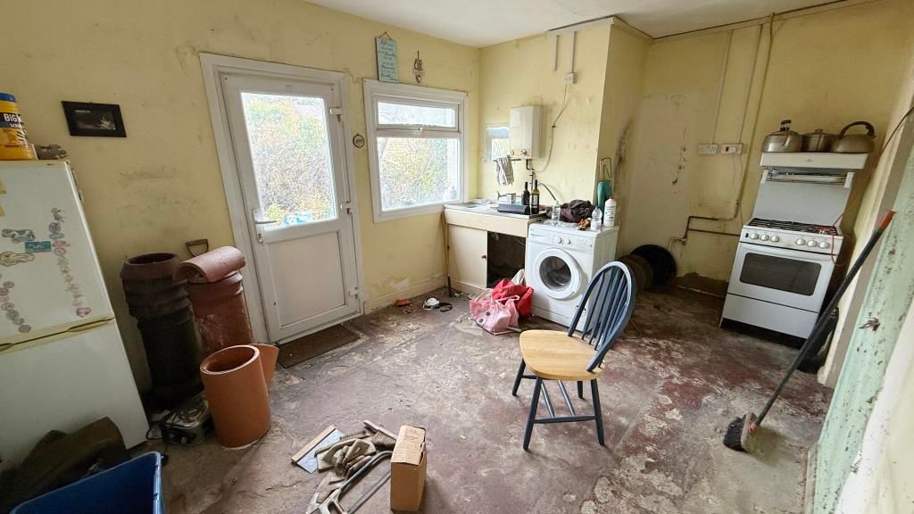 Property photo 3 of 7 Kitchen