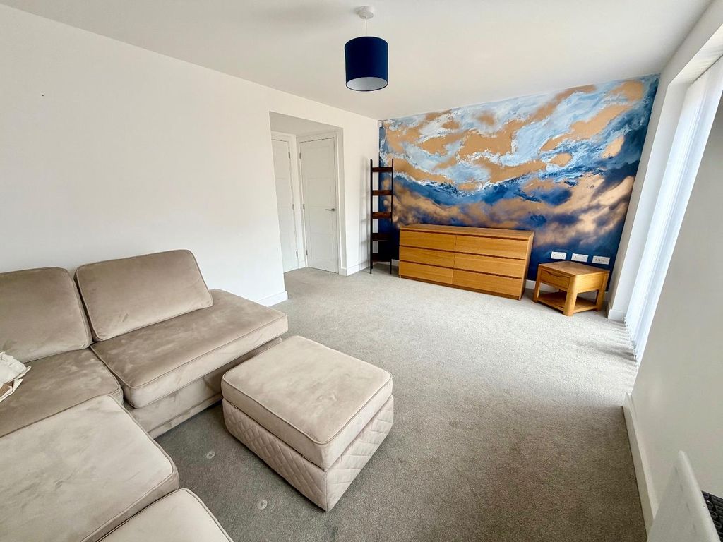 Property photo 3 of 13 Lounge
