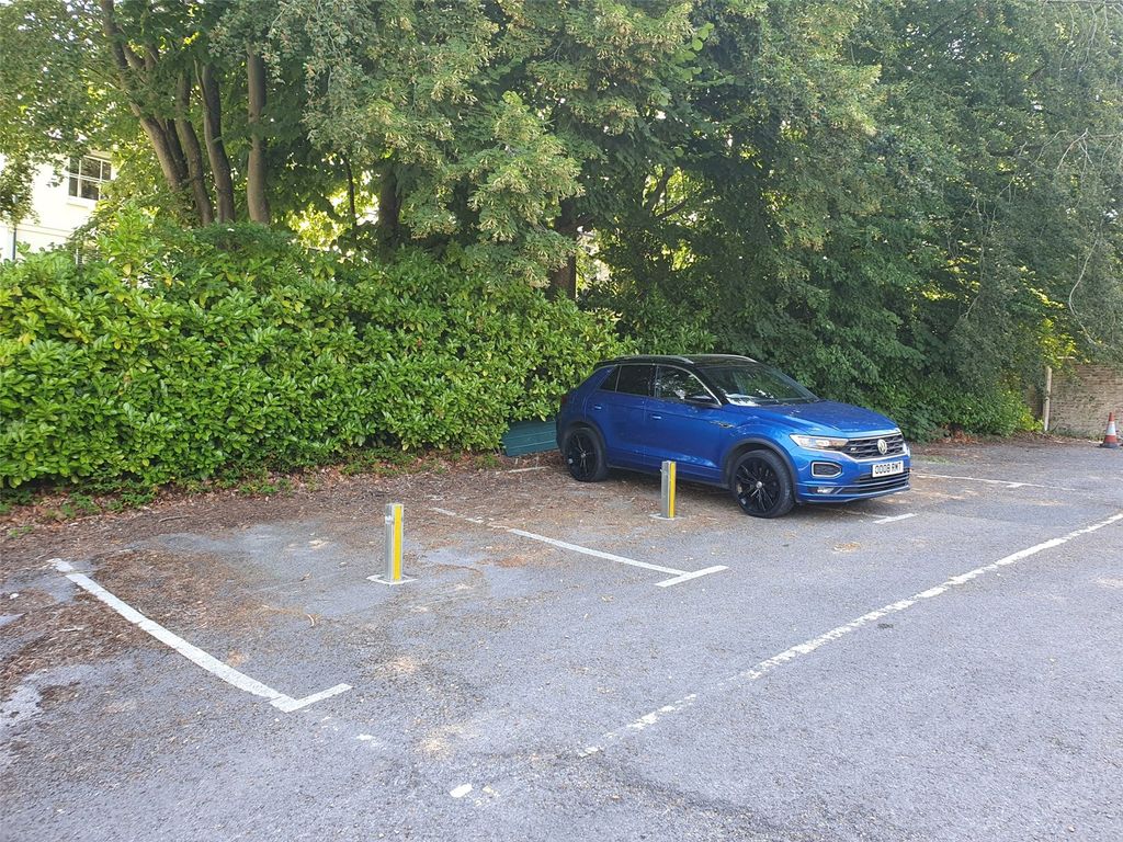 Property photo 3 of 5 Parking 3
