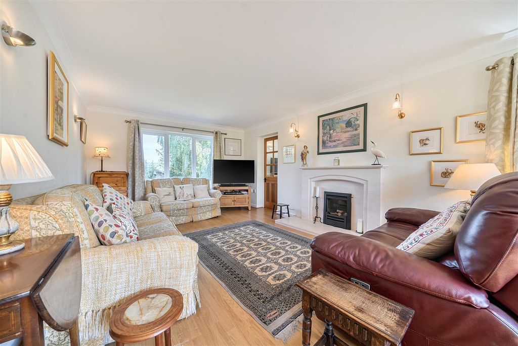 Property photo 2 of 18 Sitting Room