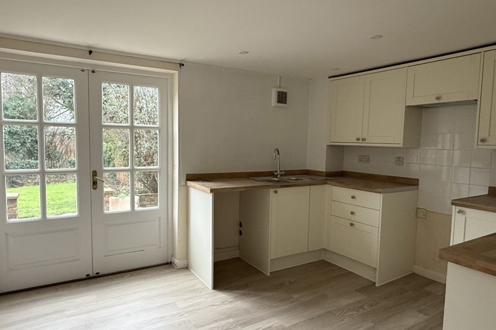 Property photo 3 of 10 Kitchen
