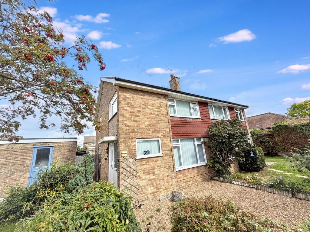 Property photo 1 of 14 Parham Close Front Garden