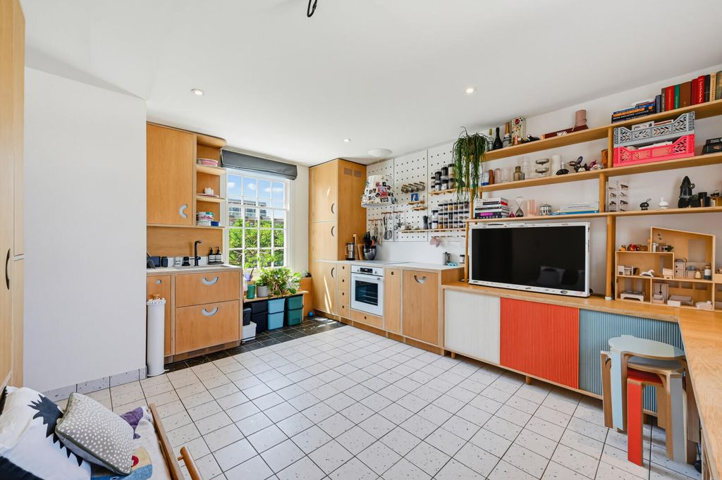 Property photo 2 of 12 Kitchen