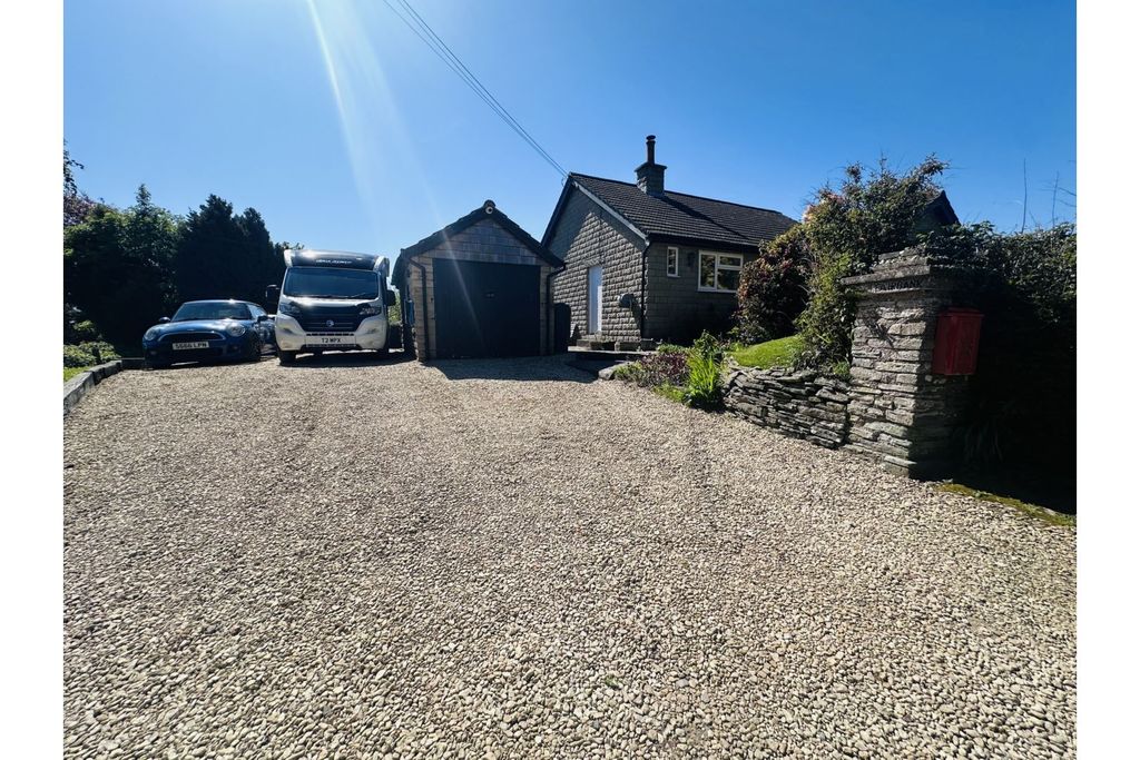Property photo 2 of 18 Driveway