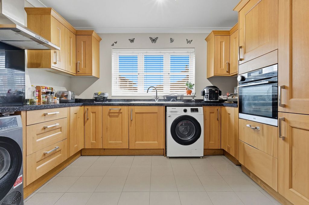 Property photo 3 of 32