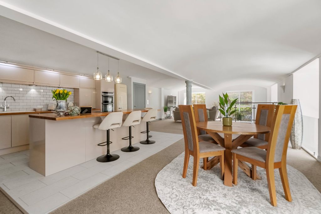 Property photo 2 of 31