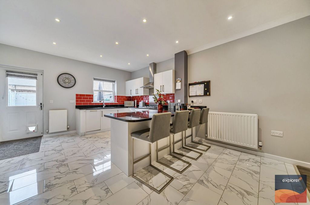 Property photo 3 of 28