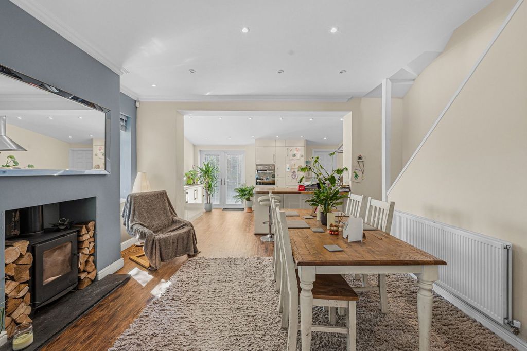 Property photo 3 of 28