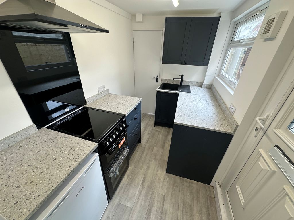 Property photo 2 of 10 Kitchen