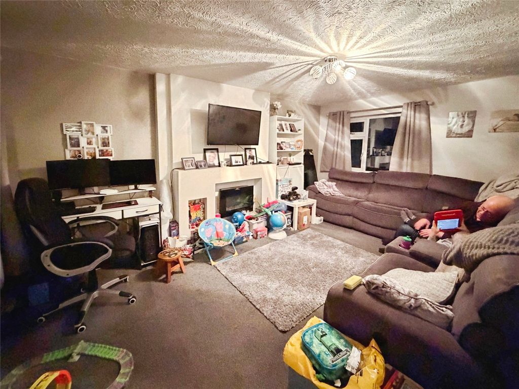 Property photo 3 of 8 Lounge