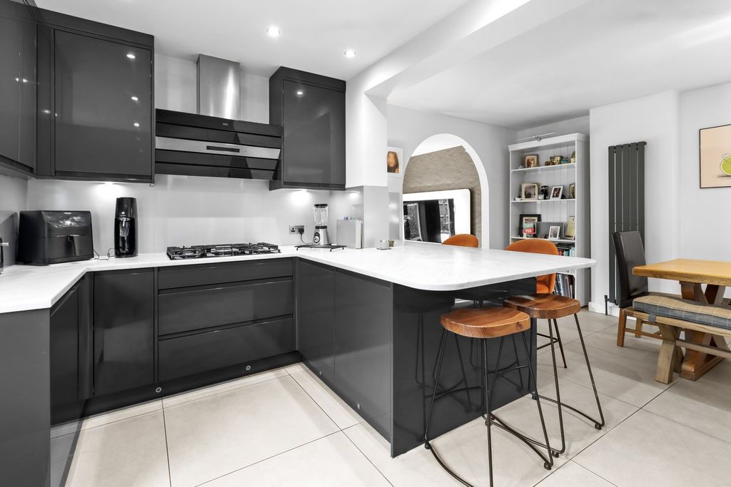 Property photo 2 of 40