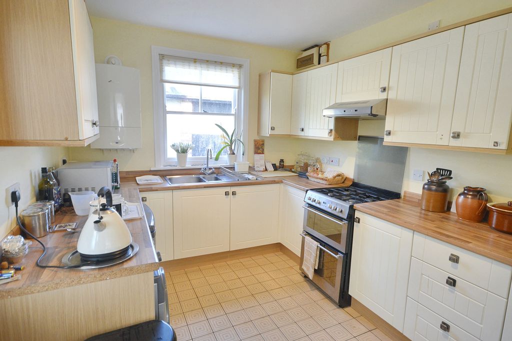 Property photo 2 of 19 Kitchen