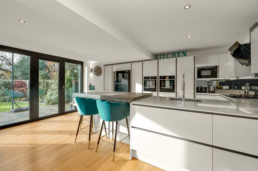 Property photo 3 of 17 Kitchen