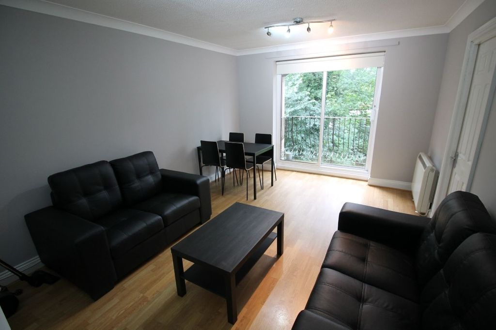 Property photo 1 of 5 A Spacious And Modern Living Room With Large Windo...