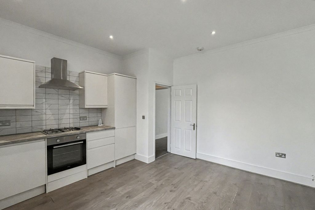 Property photo 3 of 16 11A Oliver Avenue, South Norwood, London, Se25 6Ty