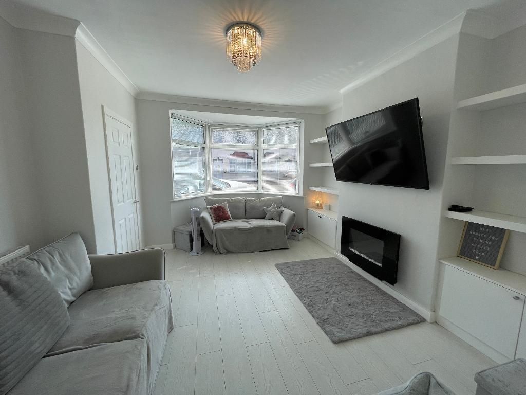 Property photo 1 of 17 Lounge
