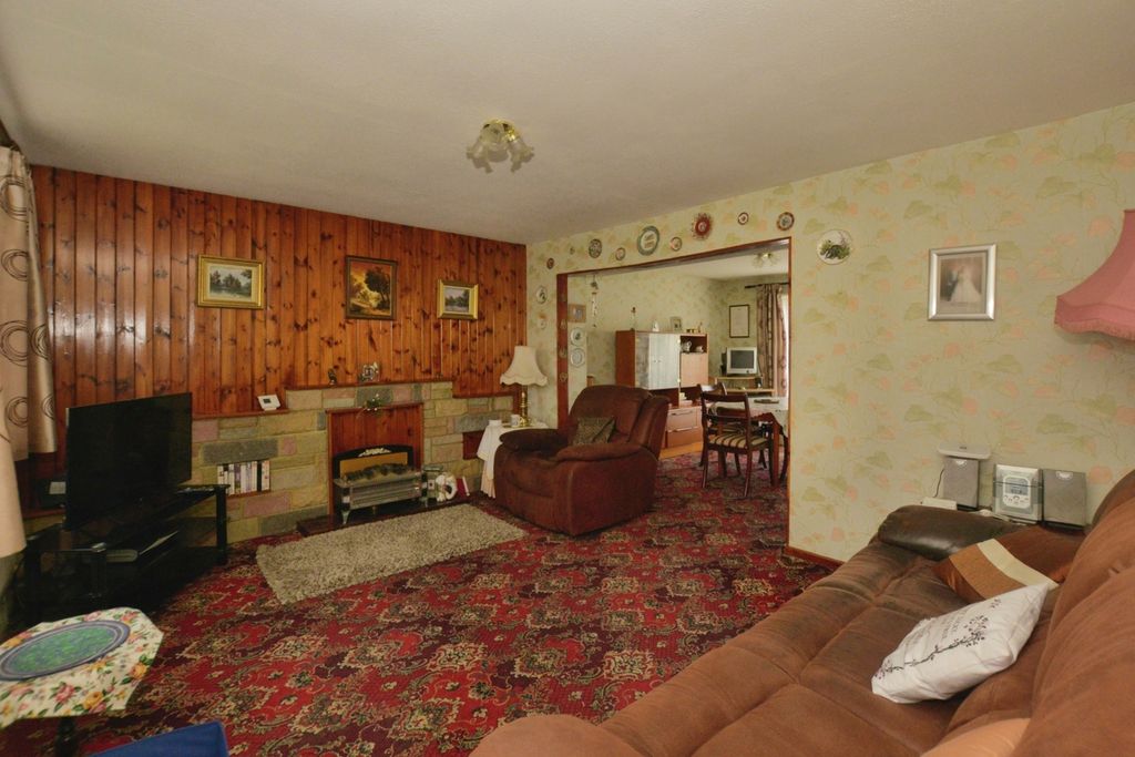 Property photo 3 of 18 Lounge