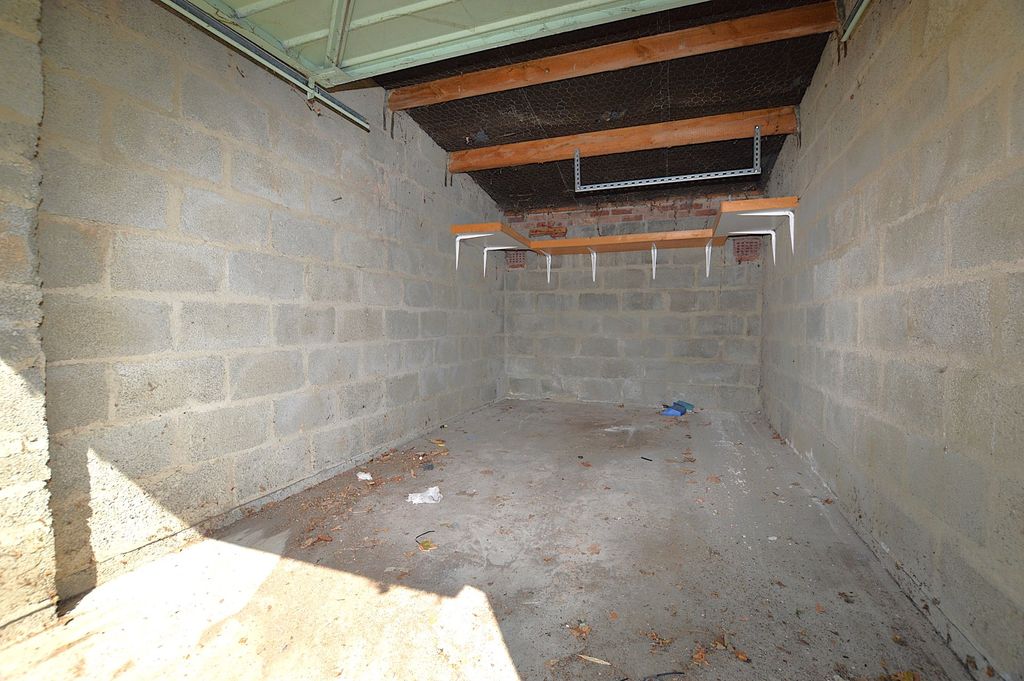 Property photo 2 of 2 Garage Internal