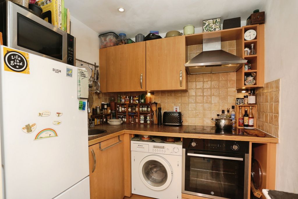 Property photo 3 of 11 Kitchen