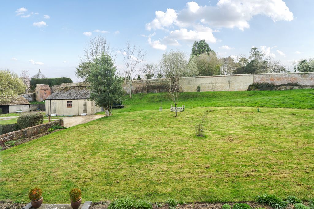 Property photo 2 of 21