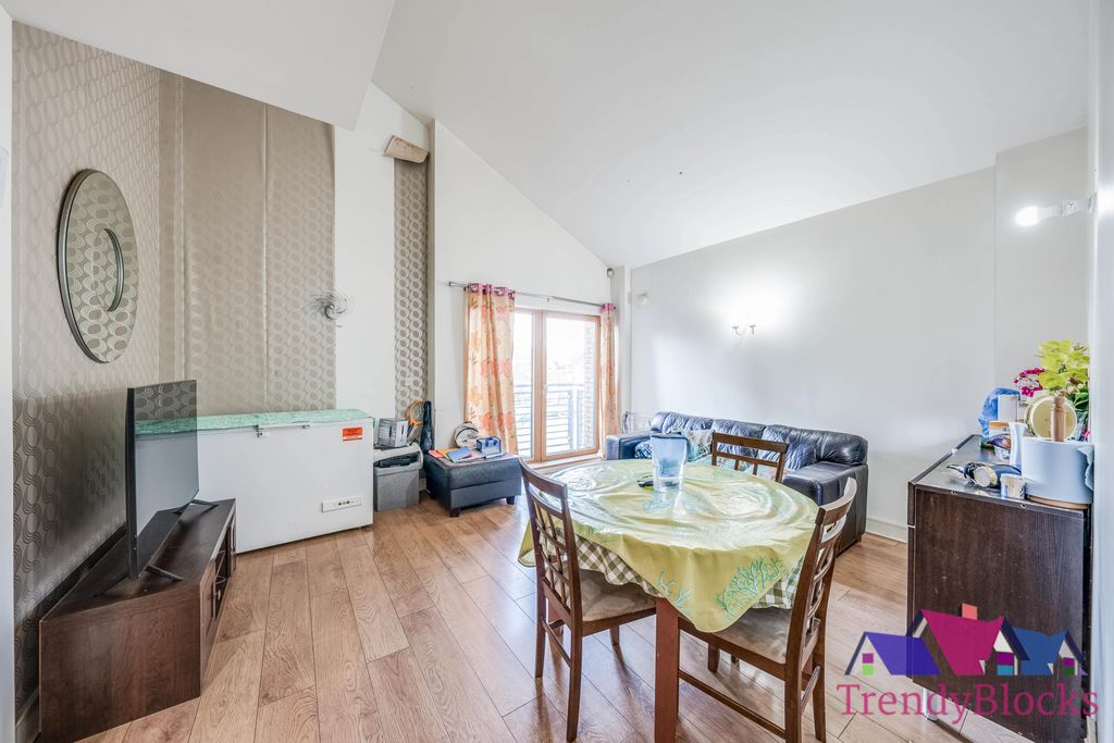 Property photo 3 of 32