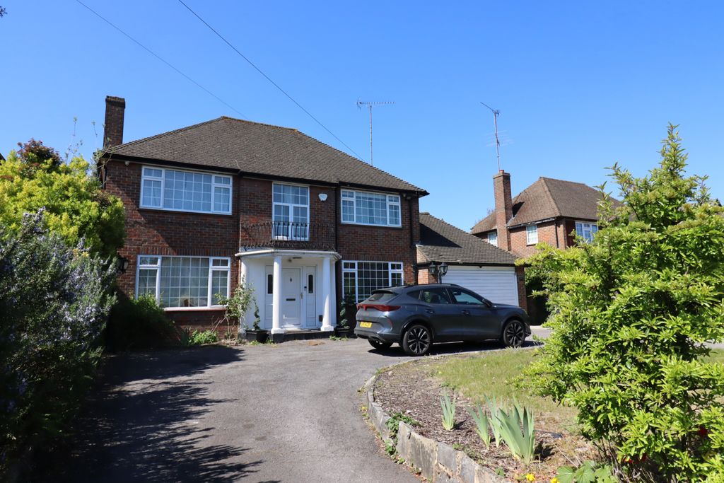 Property photo 1 of 28 Prestigious Four-Bedroom Detached Residence On Old Bedford Road