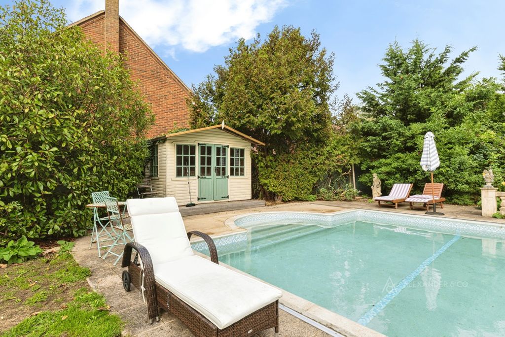 Property photo 3 of 16 Garden/Pool