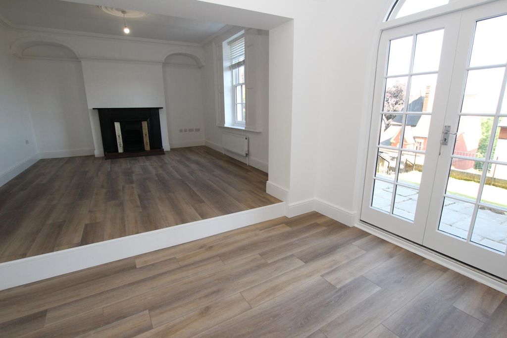 Property photo 3 of 21 Living Room