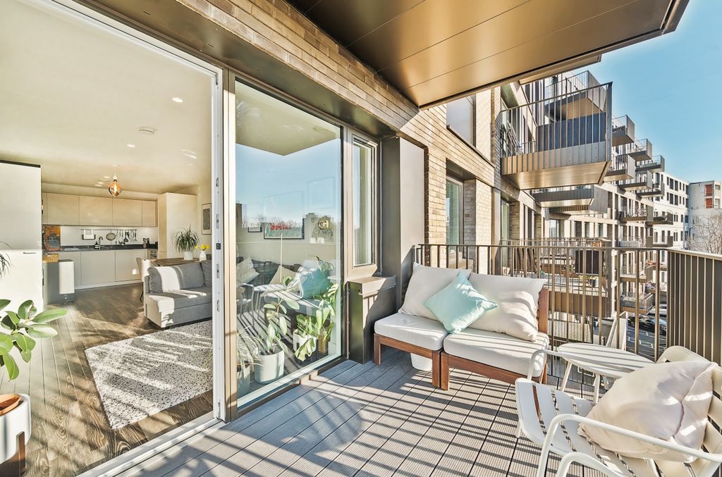 Property photo 2 of 19 Balcony