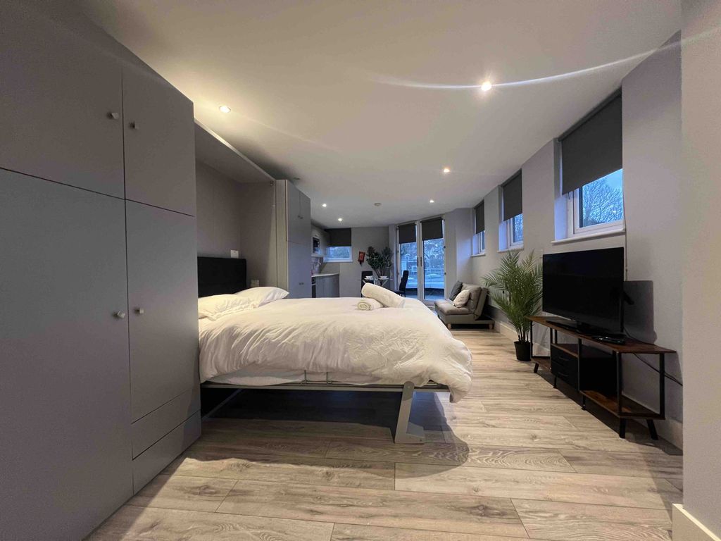 Property photo 1 of 10 Stunning Studio Flat For Short-Let