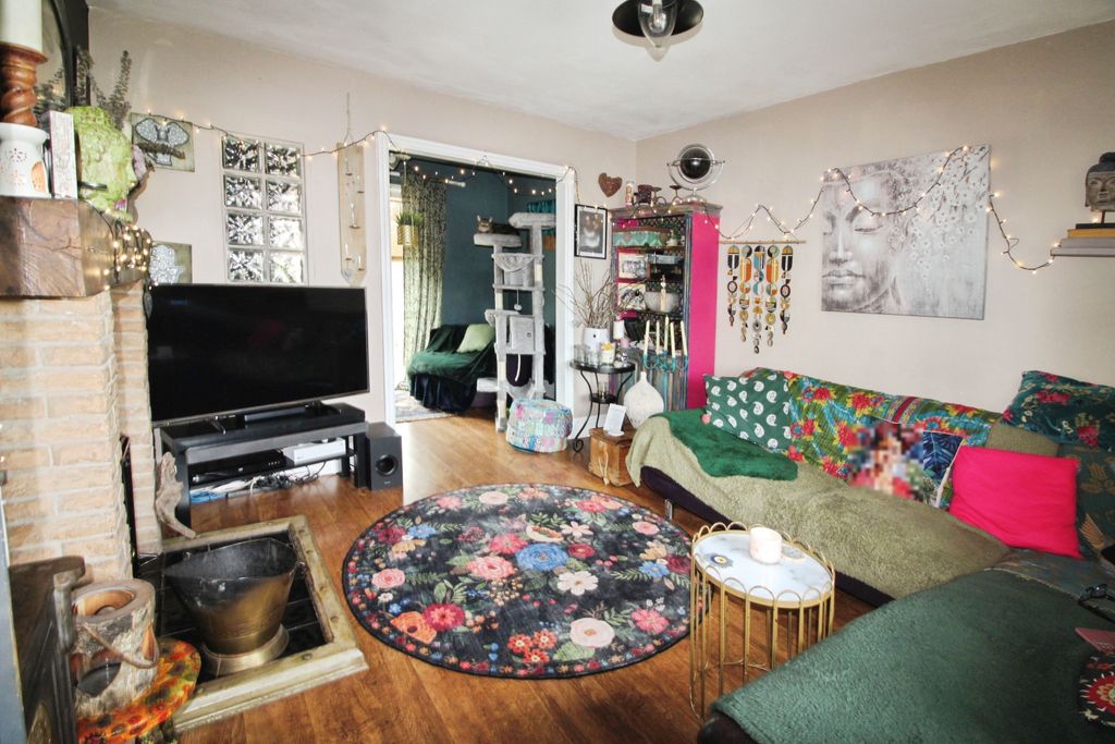 Property photo 3 of 27 Lounge.Jpg