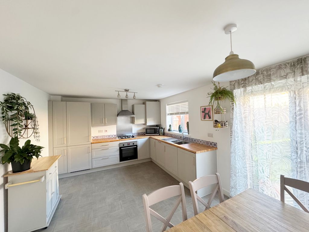 Property photo 3 of 12 Kitchen