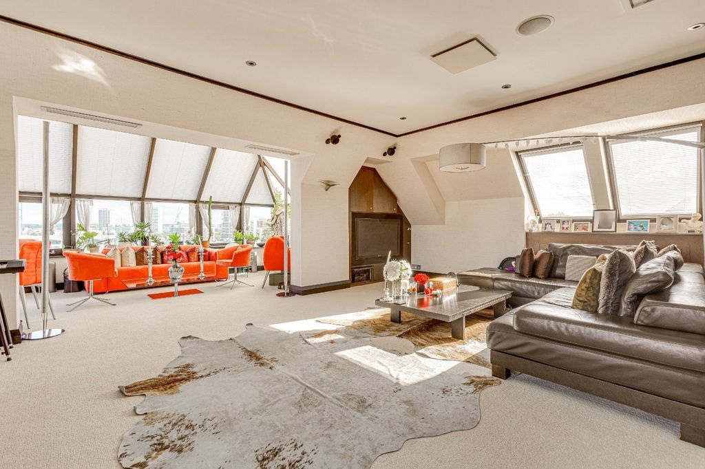 Property photo 3 of 12