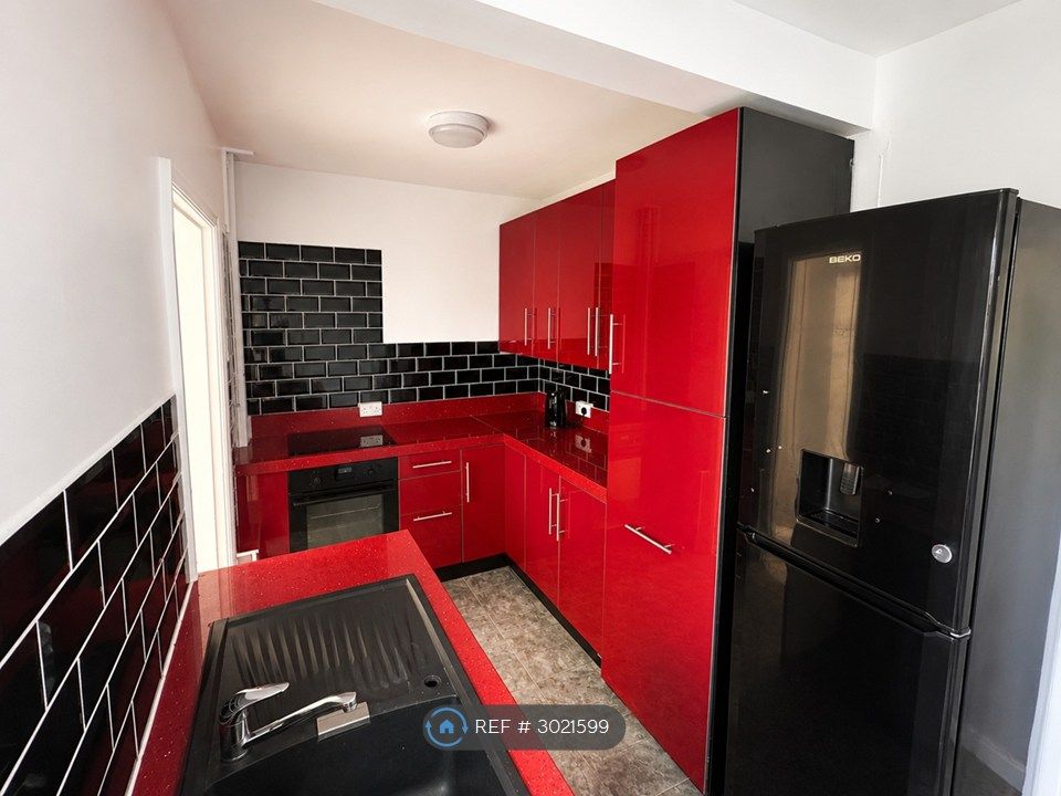 Property photo 3 of 8 Kitchen