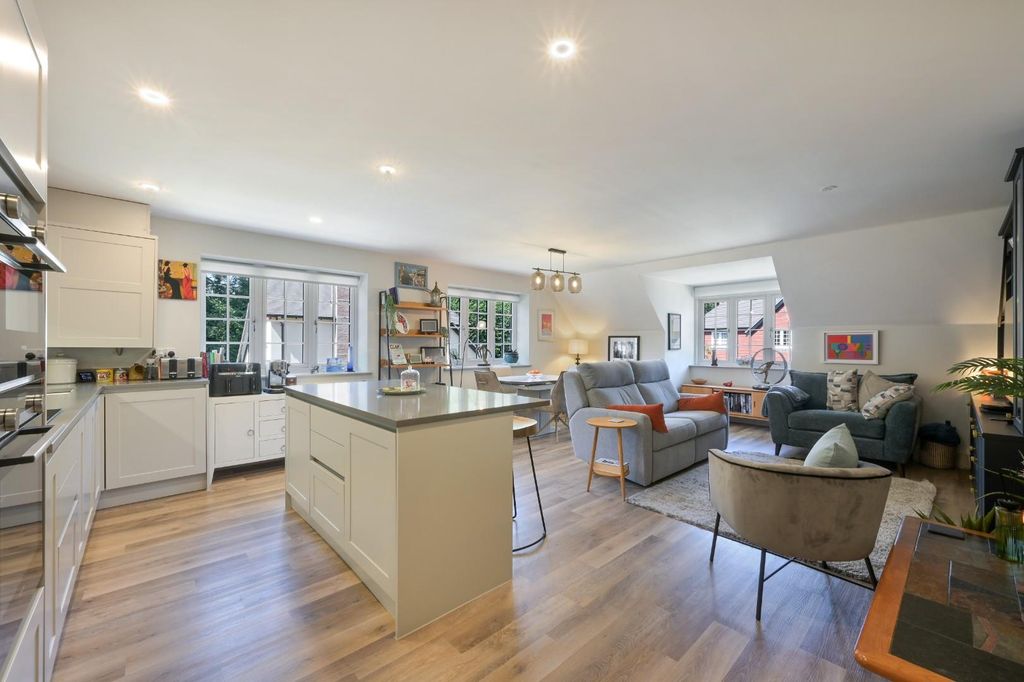 Property photo 2 of 16 Chequers Lane
