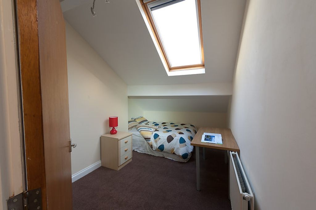 Property photo 3 of 4 This Charming Double Bedroom Features A Cozy Layou...
