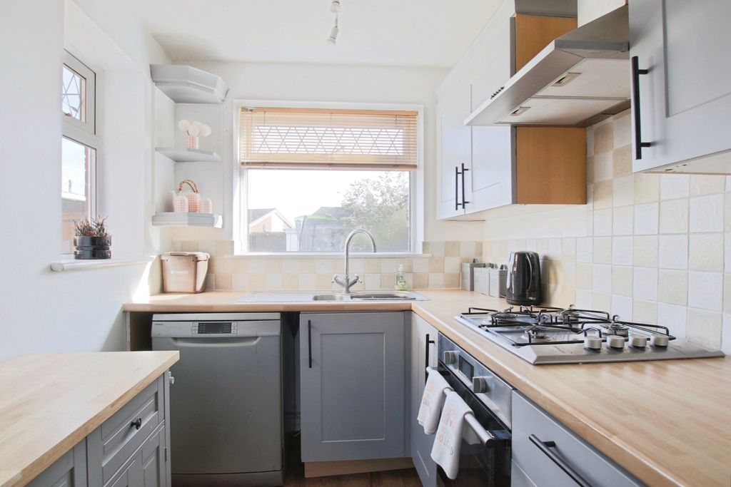 Property photo 2 of 17 4353215