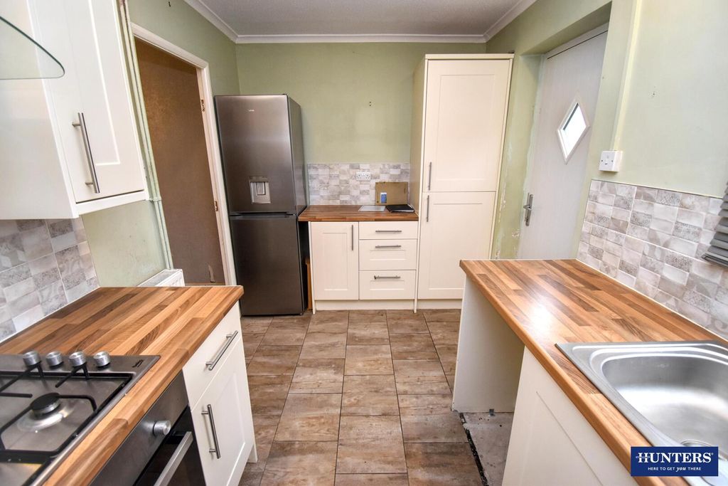 Property photo 3 of 12 Kitchen