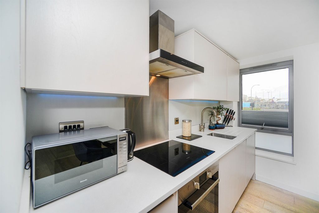 Property photo 3 of 10 Kitchen