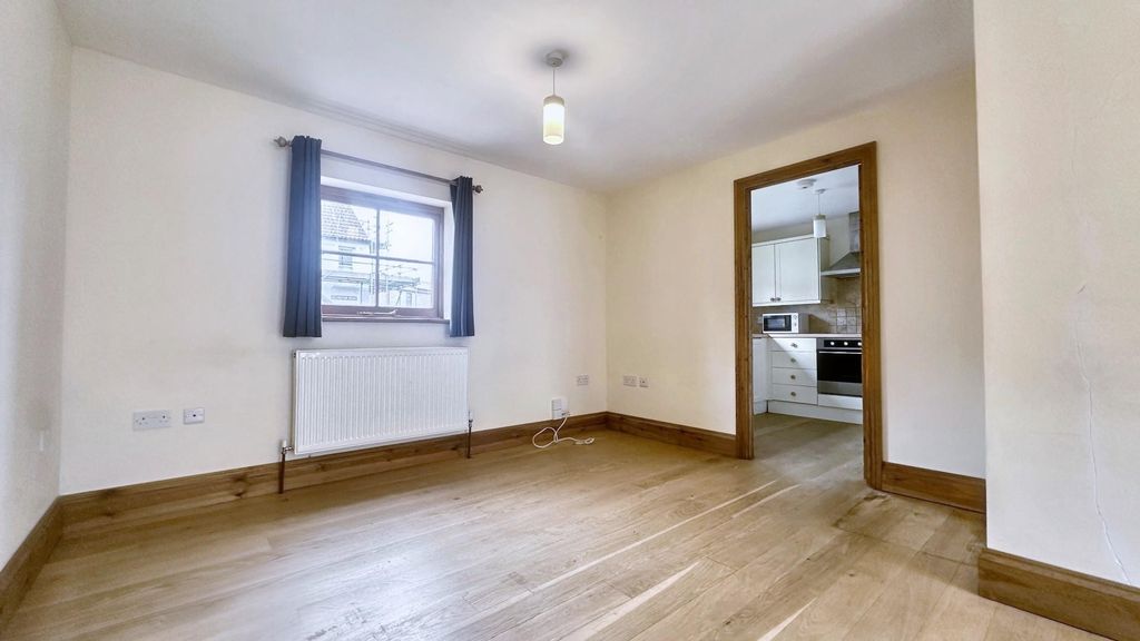 Property photo 1 of 11 Bright Lounge With Elegant Wood Flooring....