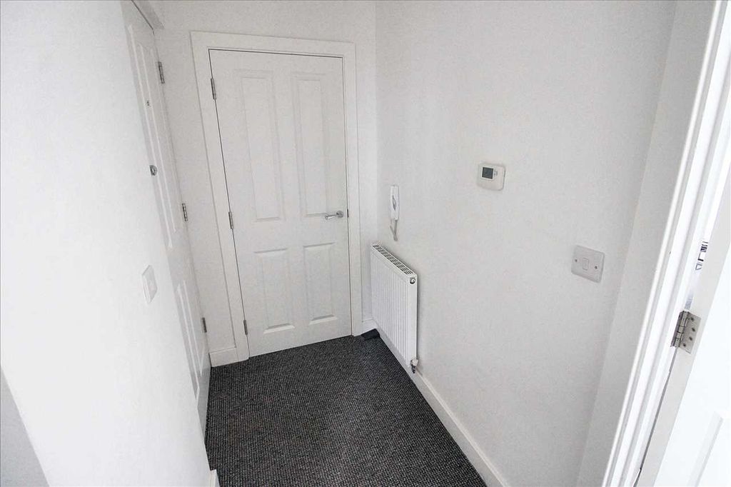 Property photo 2 of 8 Entrance Hall