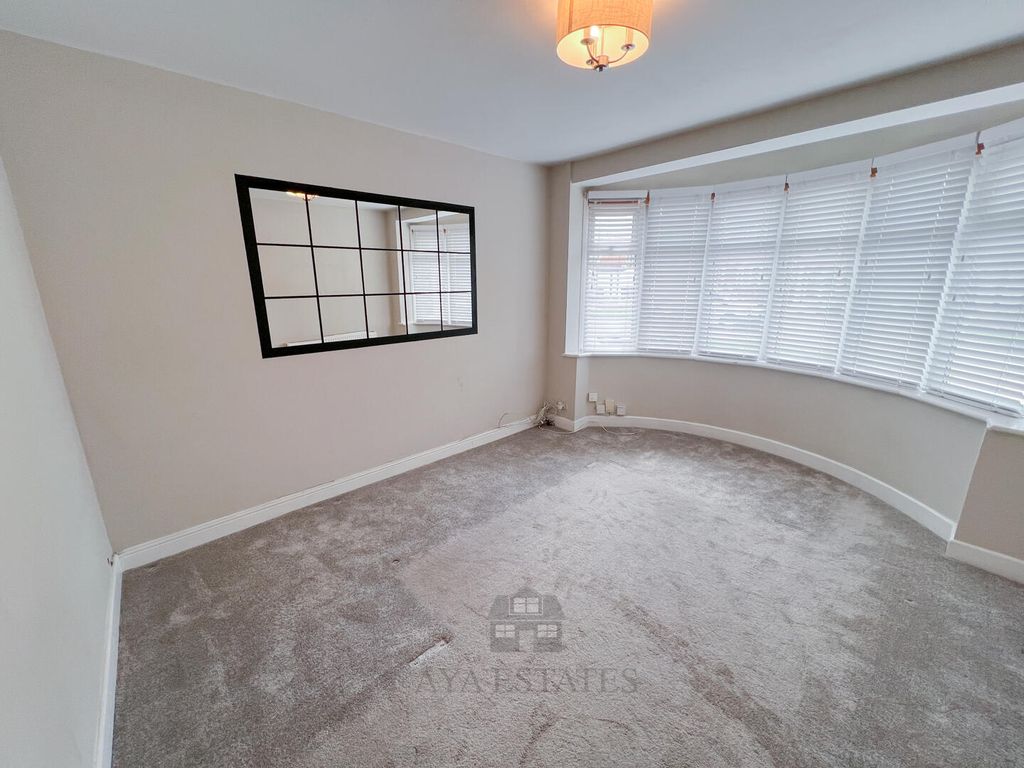 Property photo 3 of 18 Living Room